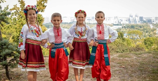 Учні Києва започаткували онлайн-флешмоб до Всесвітнього дня вишиванки