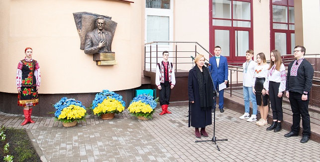 На фасаді корпусу Університету Грінченка з’явилася меморіальна дошка Віктору Огнев’юку – ректору вишу 2007-2022 років
