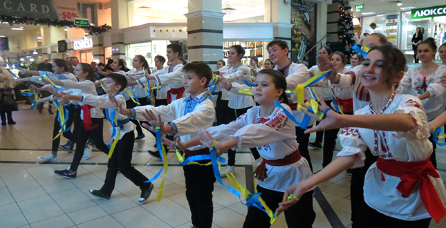 Флеш-моб «Молодь єднає Україну», організований учнями гімназії НПУ ім. М.Драгоманова в ТЦ "Україна"