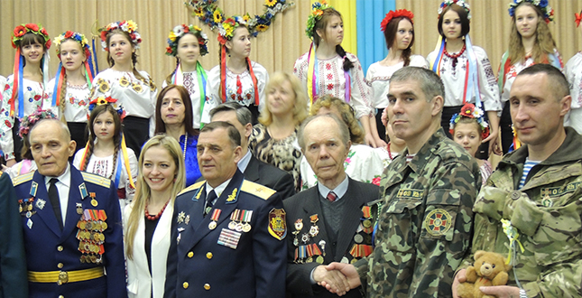 В школі № 306 Деснянського району спільно з благодійним фондом  «Святопокровський»  відбувся захід «Пам’ять  поколінь»