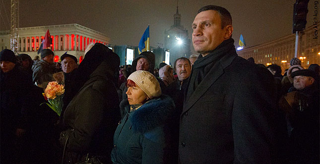 Віталій Кличко вшанував пам'ять Героїв Небесної Сотні на Майдані Незалежності та поспілкувався з людьми