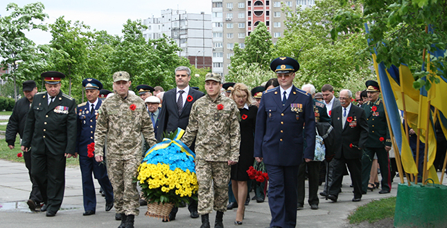 У Деснянському районі пройшла церемонія покладання квітів до «Обеліску Слави»