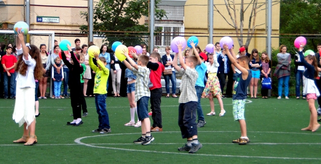 До Дня захисту дітей, для учнів Оболонського району було проведено свято "Щасливе дитинство"