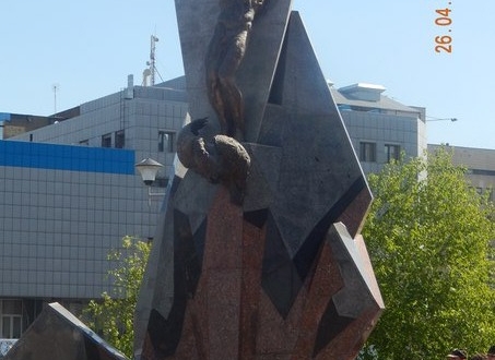 Участь лідерів учнівського самоврядування Деснянського району у церемонії покладання квітів до пам’ятного знака «Героям Чорнобиля»