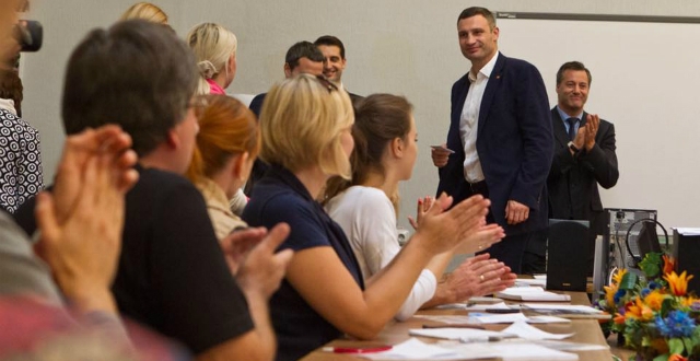 Віталій Кличко поспілкувався з учасниками безкоштовних курсів англійської мови і розповів, що у Києві хочуть започаткувати подібний проект з вивчення німецької