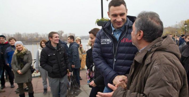 Віталій Кличко долучився до суботника на Оболоні та поспілкувався з киянами на продовольчому ярмарку на Троєщині