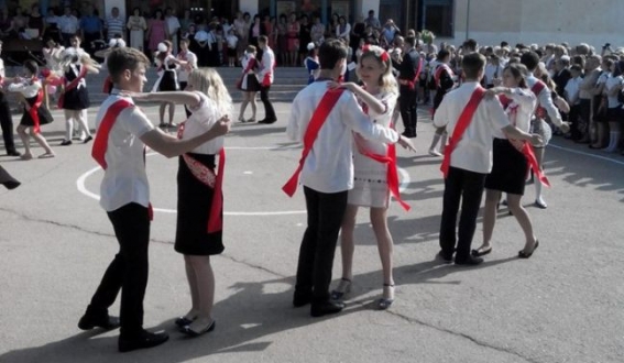 Севастопольські випускники прийшли на останній дзвоник у вишиванках