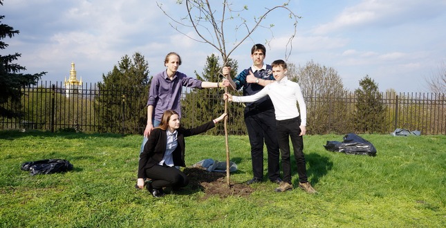 Учні НВК «Оболонь» взяли участь у міському проекті  «Висадка дерев миру»