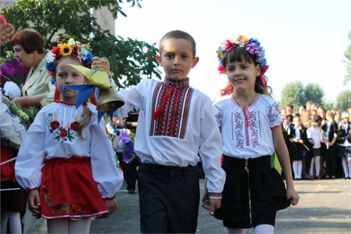 На подвір`ях навчальних закладів Дніпровського району відбулося свято Першого дзвоника